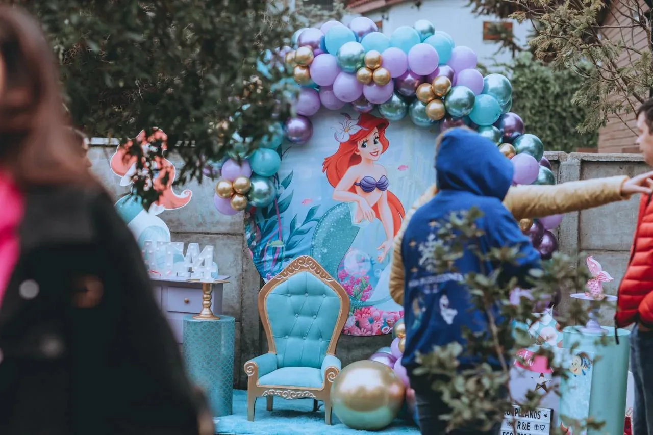 Decoración para cumpleaños infantil: mesa, regalos y zona de juegos